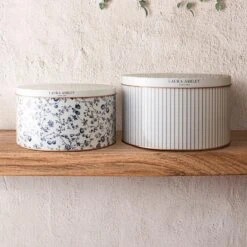 Laura Ashley Set 2 Blikken Candy Stripe En Woodruff -Modern Home Shop 71da1a80bf54449486141d9438f5da38